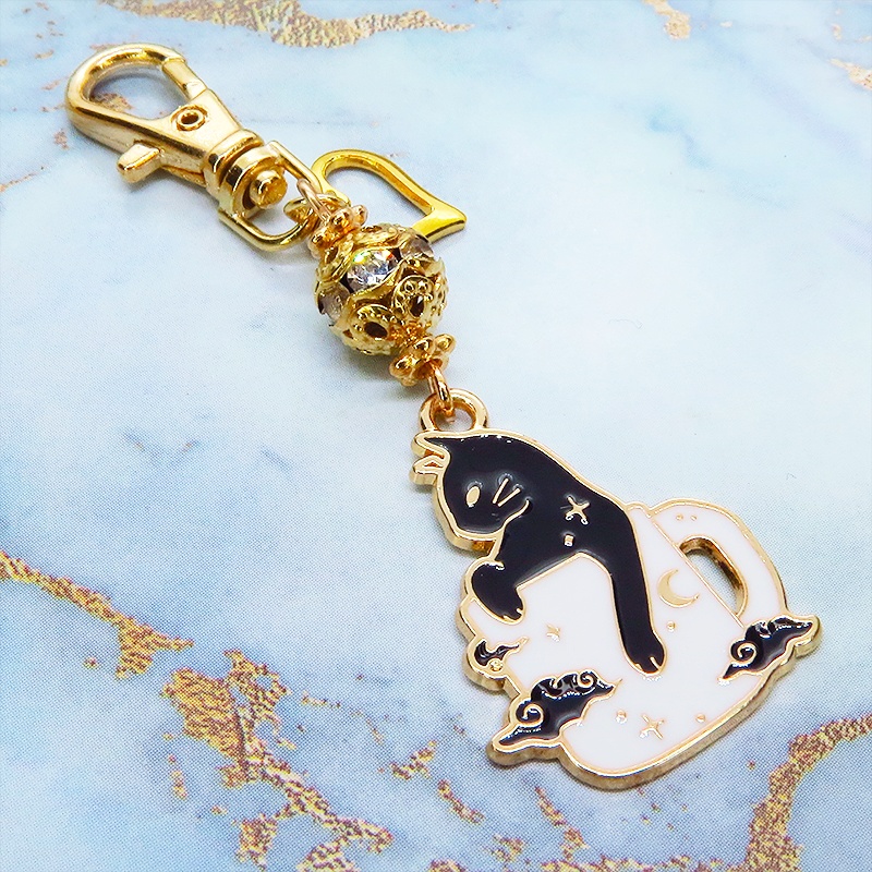 マットゴールド ティーカップでくつろぐ黒猫チャームのキーホルダー メタルビーズ 金具変更可