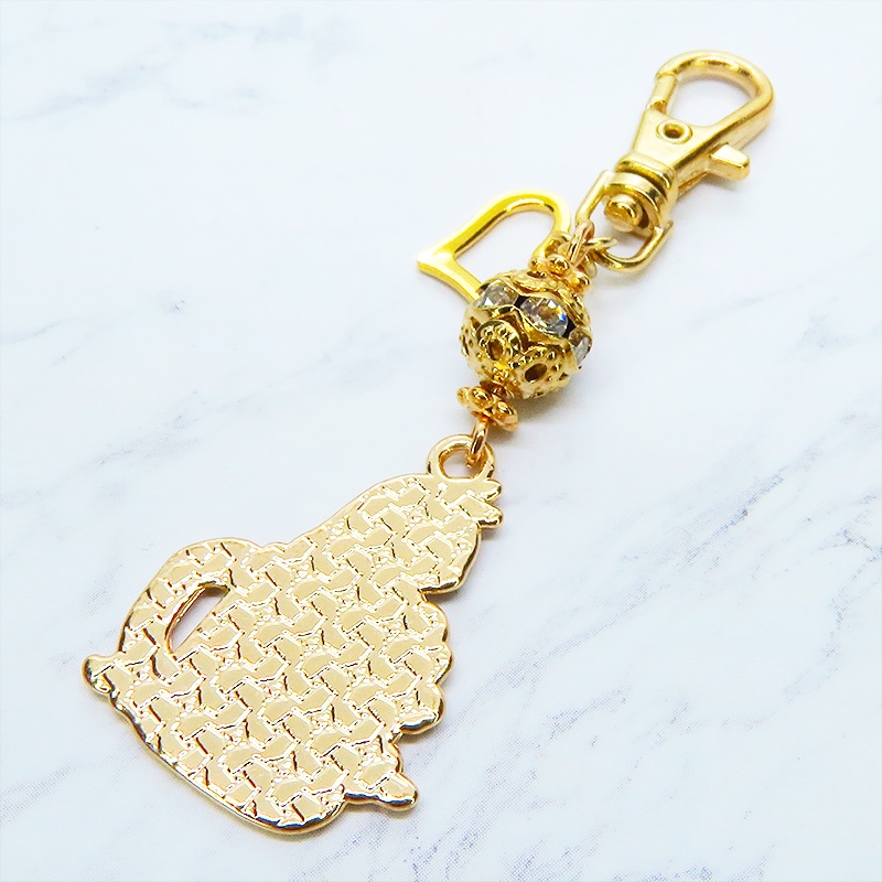 マットゴールド ティーカップでくつろぐ黒猫チャームのキーホルダー メタルビーズ 金具変更可