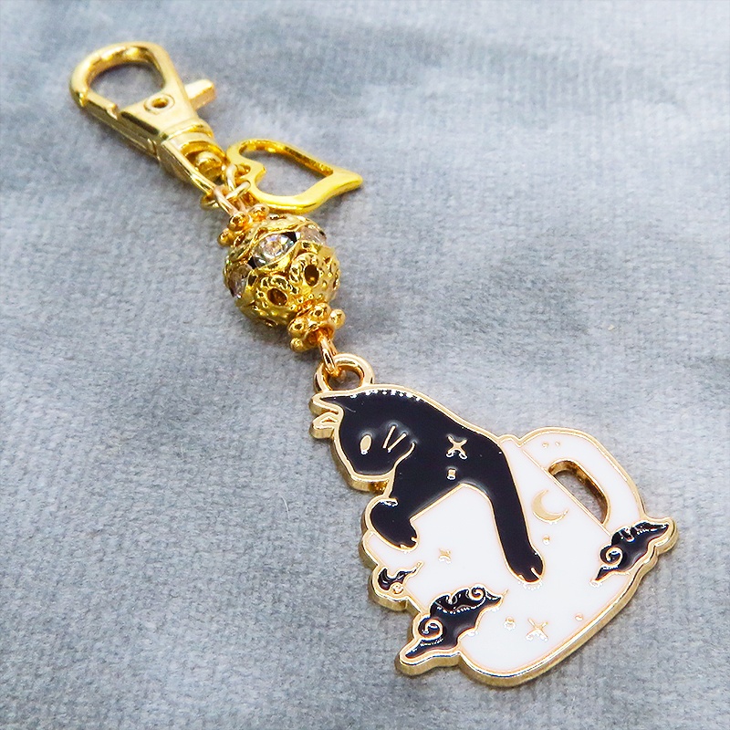 マットゴールド ティーカップでくつろぐ黒猫チャームのキーホルダー メタルビーズ 金具変更可