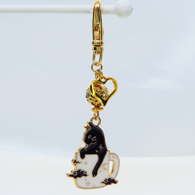マットゴールド ティーカップでくつろぐ黒猫チャームのキーホルダー メタルビーズ 金具変更可