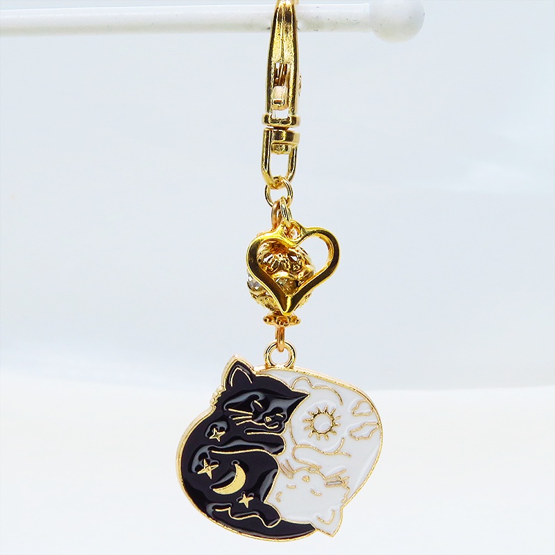 マットゴールド 白猫黒猫丸まってお休みチャームのキーホルダー メタルビーズ 金具変更可