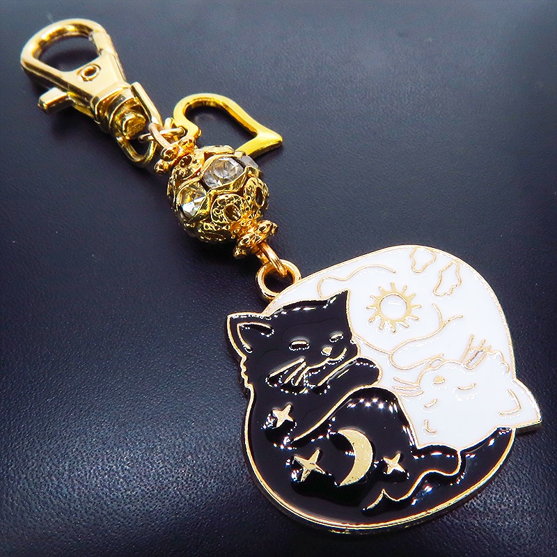 マットゴールド 白猫黒猫丸まってお休みチャームのキーホルダー メタルビーズ 金具変更可