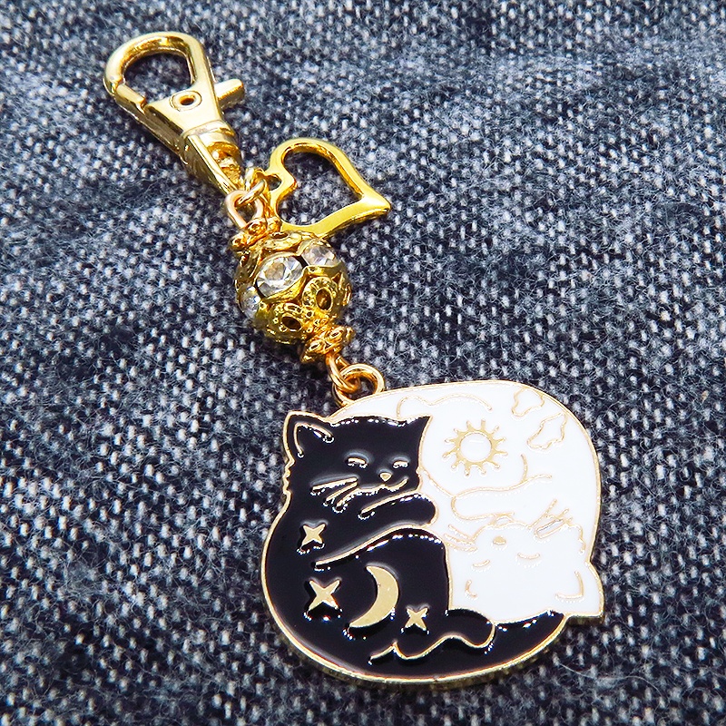 マットゴールド 白猫黒猫丸まってお休みチャームのキーホルダー メタルビーズ 金具変更可