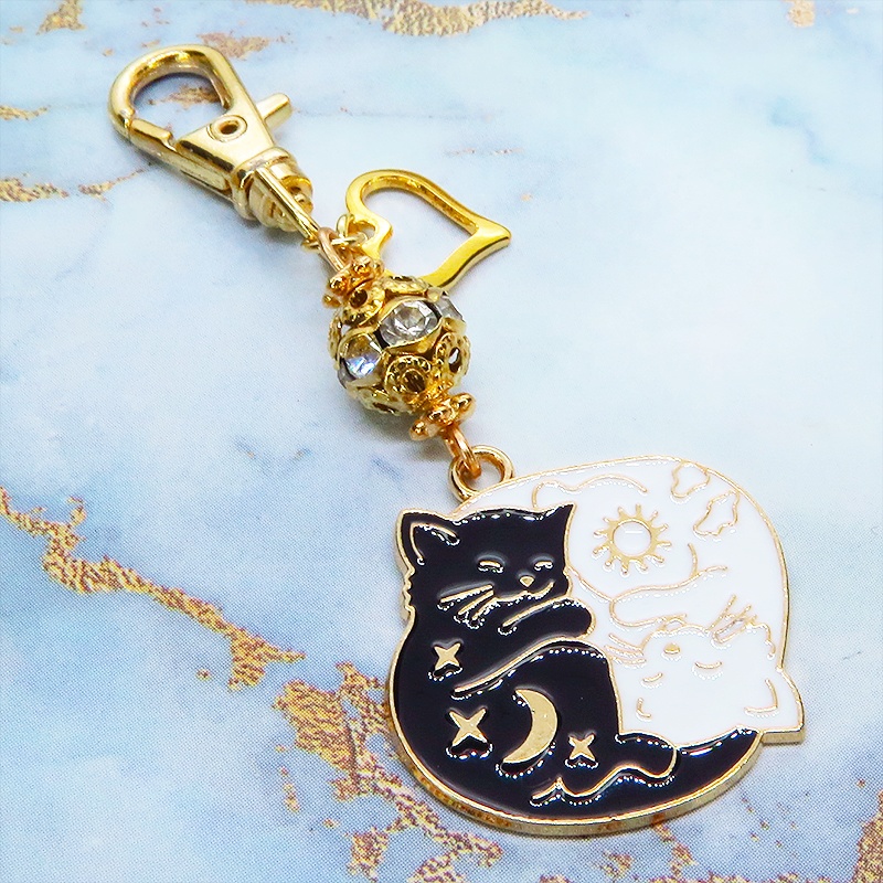 マットゴールド 白猫黒猫丸まってお休みチャームのキーホルダー メタルビーズ 金具変更可