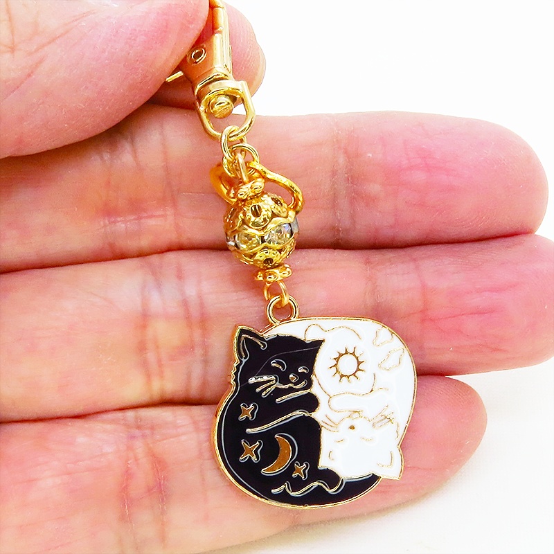 マットゴールド 白猫黒猫丸まってお休みチャームのキーホルダー メタルビーズ 金具変更可