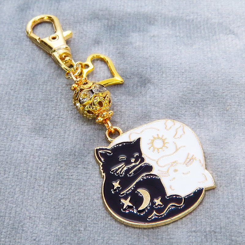 マットゴールド 白猫黒猫丸まってお休みチャームのキーホルダー メタルビーズ 金具変更可