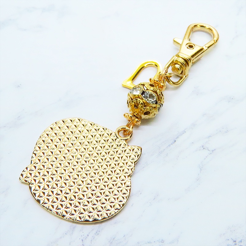 マットゴールド 白猫黒猫丸まってお休みチャームのキーホルダー メタルビーズ 金具変更可