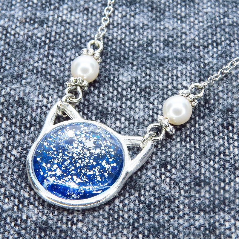 シルバーカラー 猫フェイスモチーフのブルーキャットペンダントネックレス スワロフスキー レジン 長さ調整可