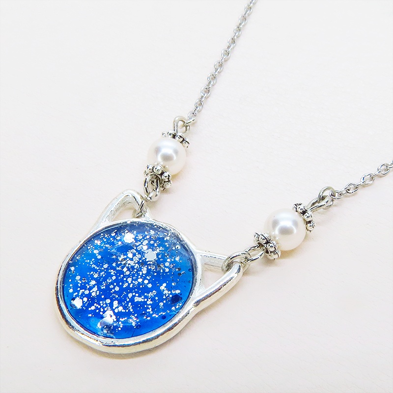 シルバーカラー 猫フェイスモチーフのブルーキャットペンダントネックレス スワロフスキー レジン 長さ調整可