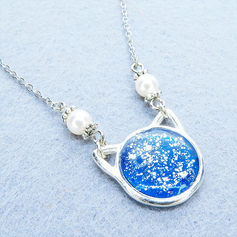 シルバーカラー 猫フェイスモチーフのブルーキャットペンダントネックレス スワロフスキー レジン 長さ調整可