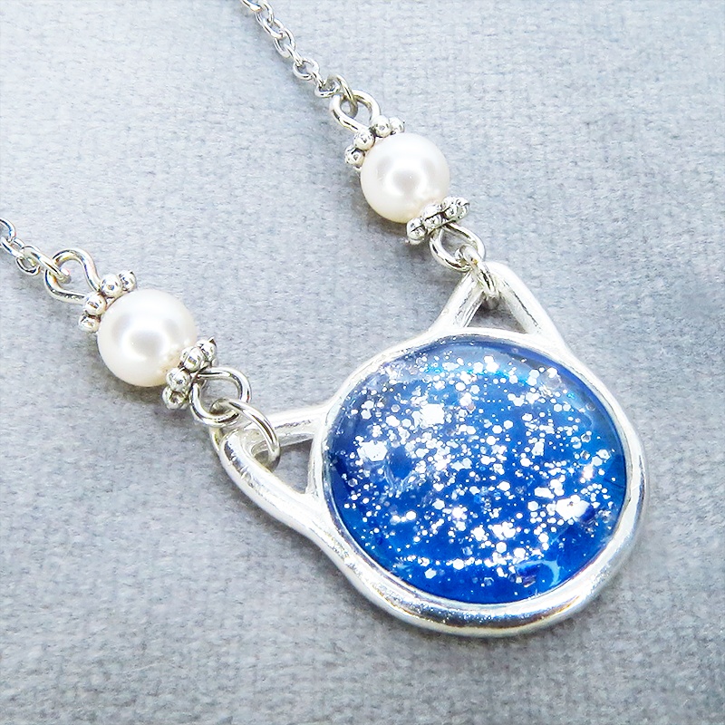 シルバーカラー 猫フェイスモチーフのブルーキャットペンダントネックレス スワロフスキー レジン 長さ調整可