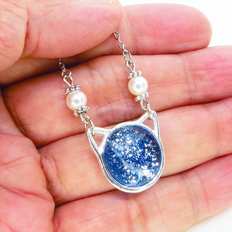 シルバーカラー 猫フェイスモチーフのブルーキャットペンダントネックレス スワロフスキー レジン 長さ調整可