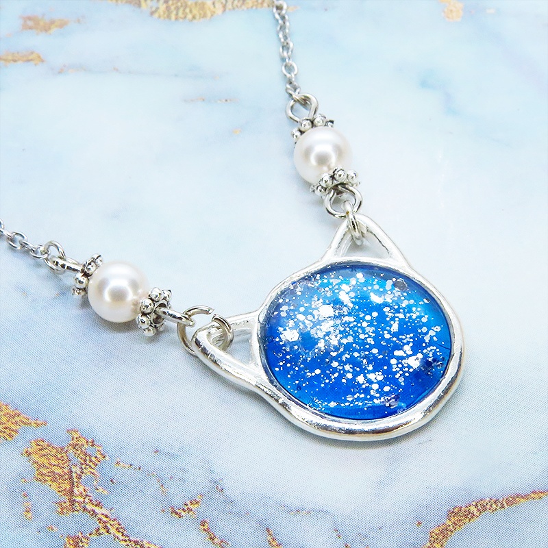 シルバーカラー 猫フェイスモチーフのブルーキャットペンダントネックレス スワロフスキー レジン 長さ調整可