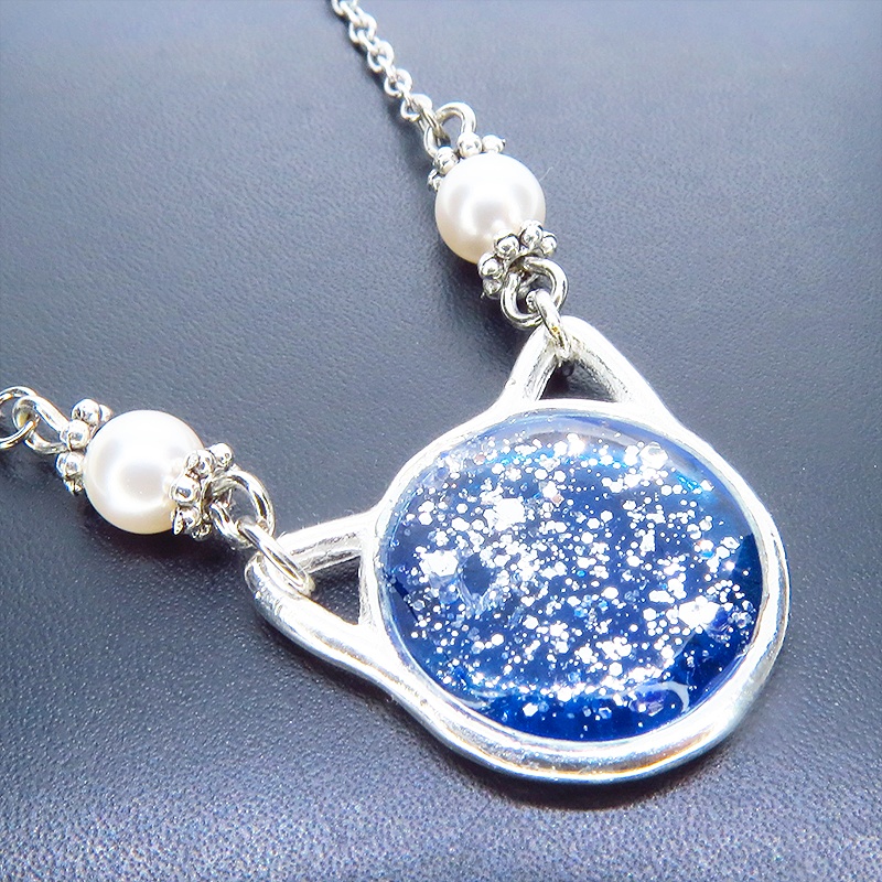 シルバーカラー 猫フェイスモチーフのブルーキャットペンダントネックレス スワロフスキー レジン 長さ調整可