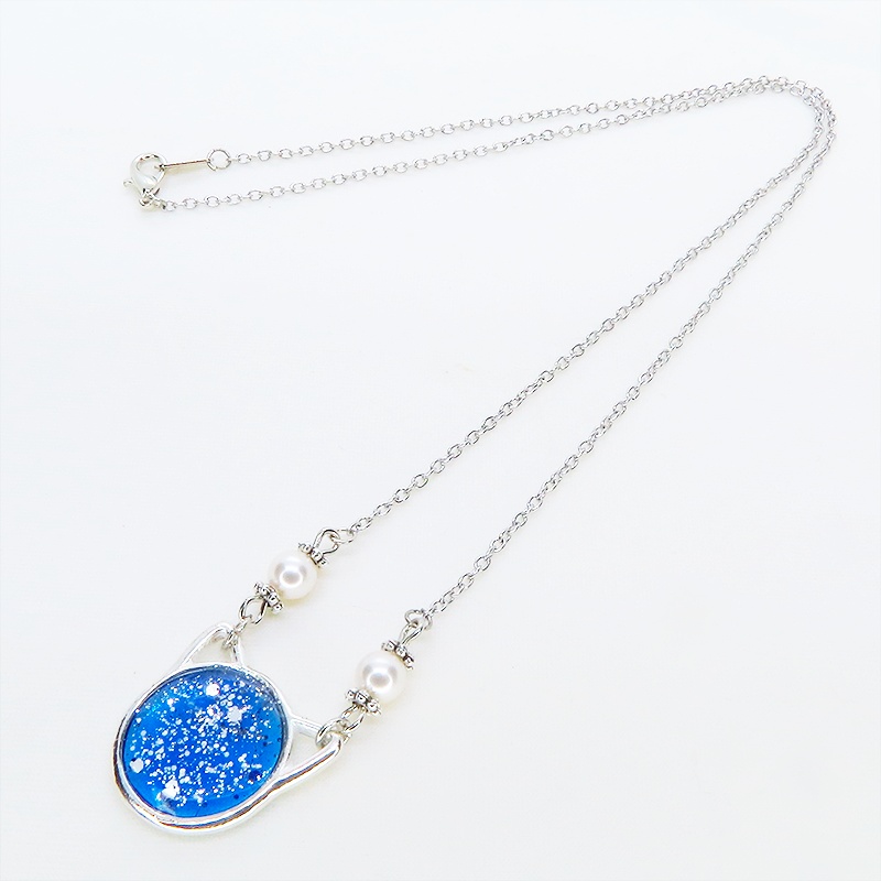 シルバーカラー 猫フェイスモチーフのブルーキャットペンダントネックレス スワロフスキー レジン 長さ調整可