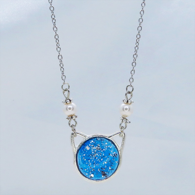 シルバーカラー 猫フェイスモチーフのブルーキャットペンダントネックレス スワロフスキー レジン 長さ調整可