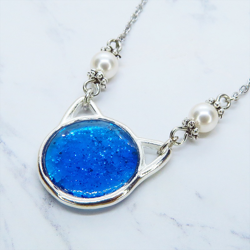 シルバーカラー 猫フェイスモチーフのブルーキャットペンダントネックレス スワロフスキー レジン 長さ調整可