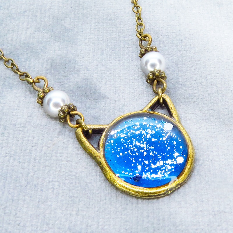 アンティークゴールド 猫フェイスモチーフのブルーキャットペンダントネックレス スワロフスキー レジン 長さ調整可