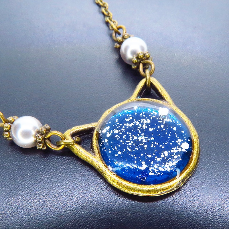 アンティークゴールド 猫フェイスモチーフのブルーキャットペンダントネックレス スワロフスキー レジン 長さ調整可