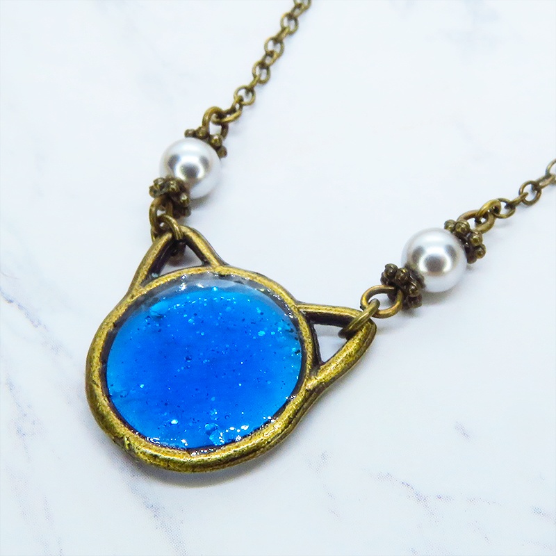 アンティークゴールド 猫フェイスモチーフのブルーキャットペンダントネックレス スワロフスキー レジン 長さ調整可