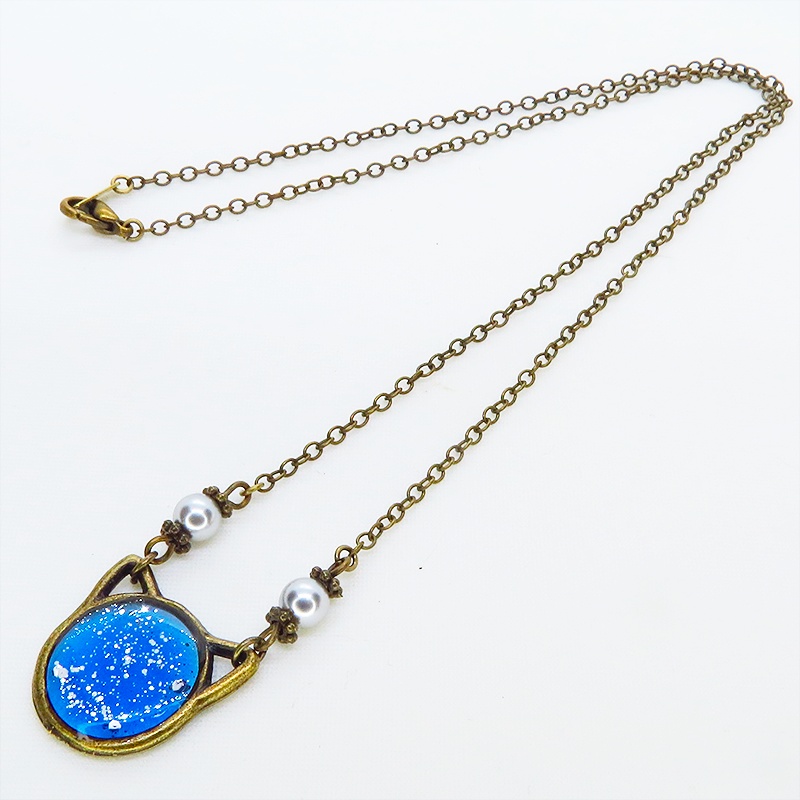 アンティークゴールド 猫フェイスモチーフのブルーキャットペンダントネックレス スワロフスキー レジン 長さ調整可