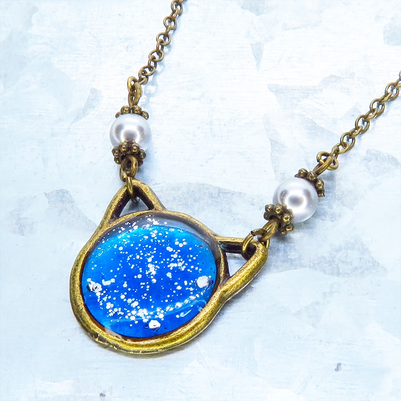 アンティークゴールド 猫フェイスモチーフのブルーキャットペンダントネックレス スワロフスキー レジン 長さ調整可