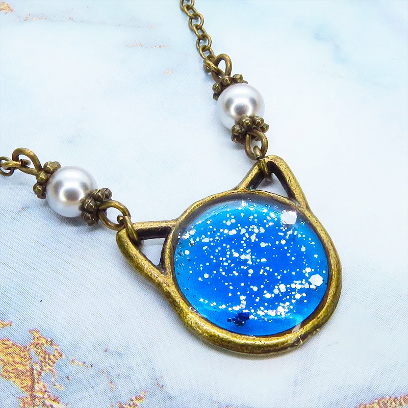 アンティークゴールド 猫フェイスモチーフのブルーキャットペンダントネックレス スワロフスキー レジン 長さ調整可