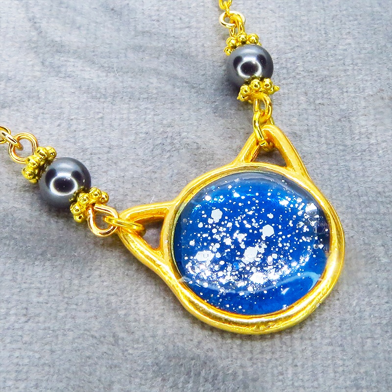ゴールドカラー 猫フェイスモチーフのブルーキャットペンダントネックレス スワロフスキー レジン 長さ調整可