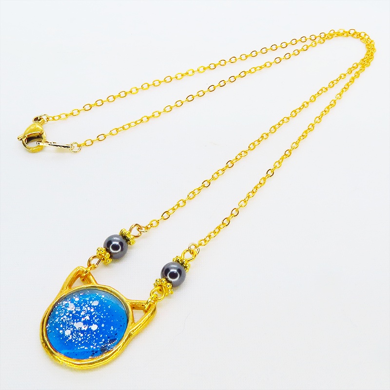 ゴールドカラー 猫フェイスモチーフのブルーキャットペンダントネックレス スワロフスキー レジン 長さ調整可