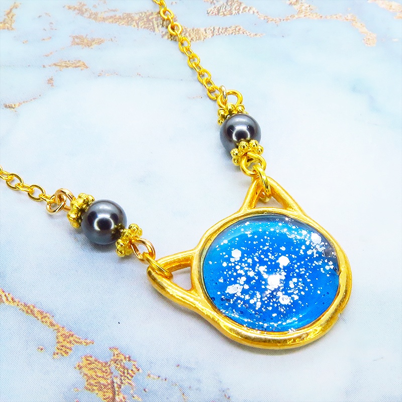 ゴールドカラー 猫フェイスモチーフのブルーキャットペンダントネックレス スワロフスキー レジン 長さ調整可