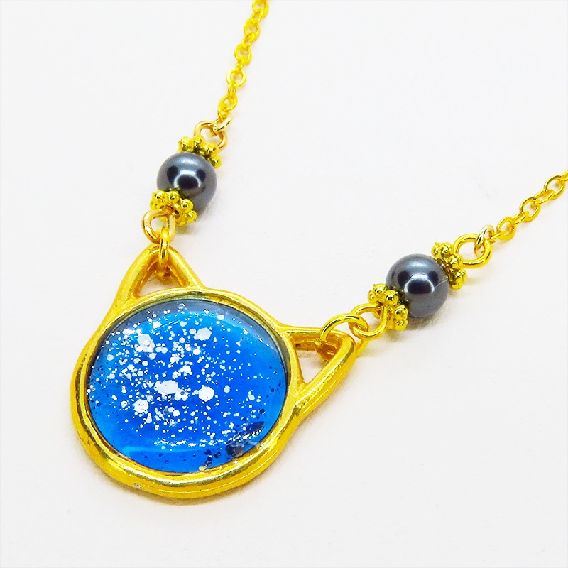 ゴールドカラー 猫フェイスモチーフのブルーキャットペンダントネックレス スワロフスキー レジン 長さ調整可