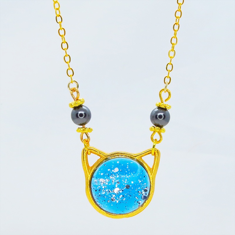 ゴールドカラー 猫フェイスモチーフのブルーキャットペンダントネックレス スワロフスキー レジン 長さ調整可