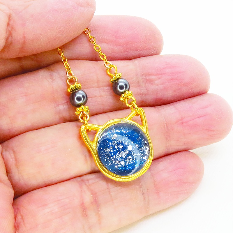 ゴールドカラー 猫フェイスモチーフのブルーキャットペンダントネックレス スワロフスキー レジン 長さ調整可