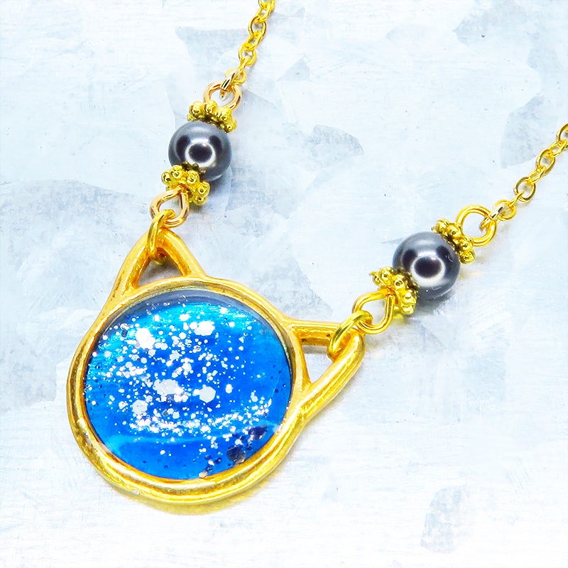 ゴールドカラー 猫フェイスモチーフのブルーキャットペンダントネックレス スワロフスキー レジン 長さ調整可