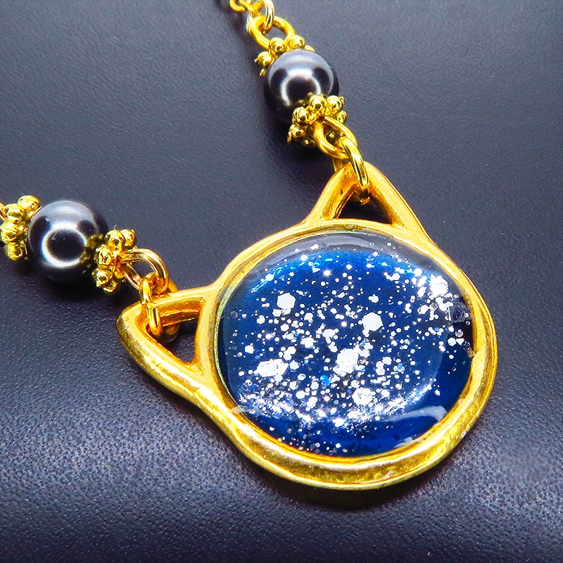 ゴールドカラー 猫フェイスモチーフのブルーキャットペンダントネックレス スワロフスキー レジン 長さ調整可