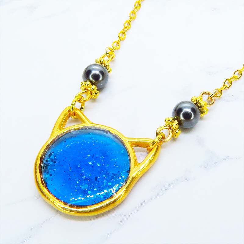 ゴールドカラー 猫フェイスモチーフのブルーキャットペンダントネックレス スワロフスキー レジン 長さ調整可