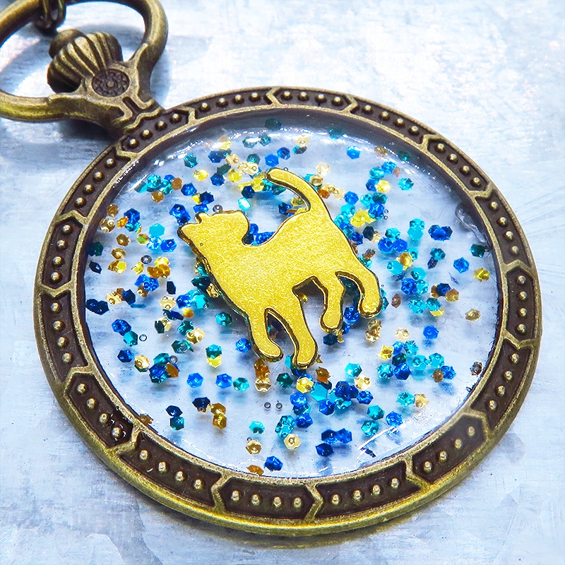 アンティークゴールド ゴールドカラーの振り向き猫の懐中時計型のキーホルダー 金具変更可