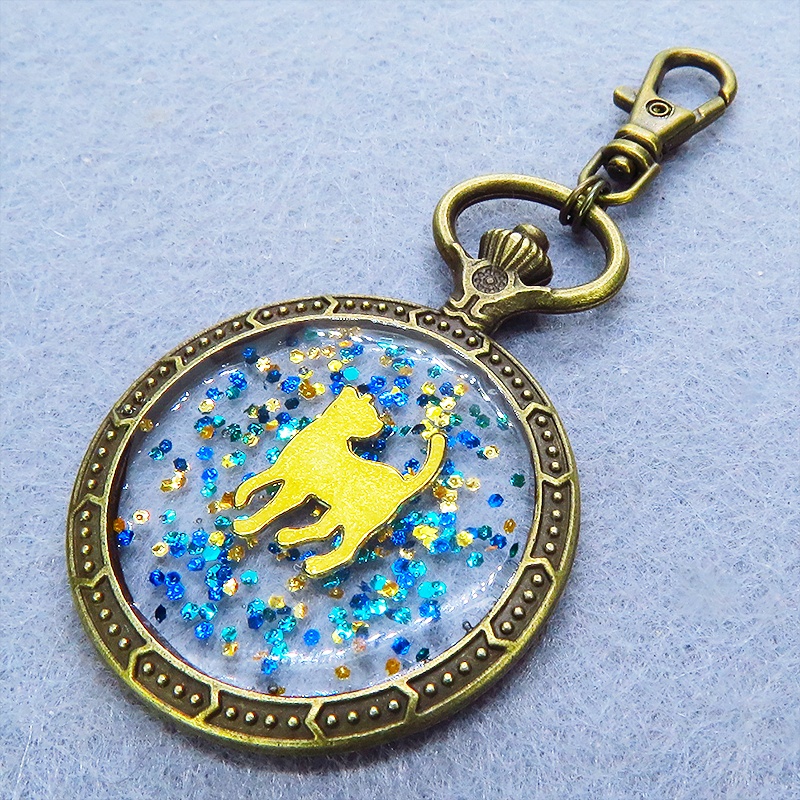 アンティークゴールド ゴールドカラーの振り向き猫の懐中時計型のキーホルダー 金具変更可