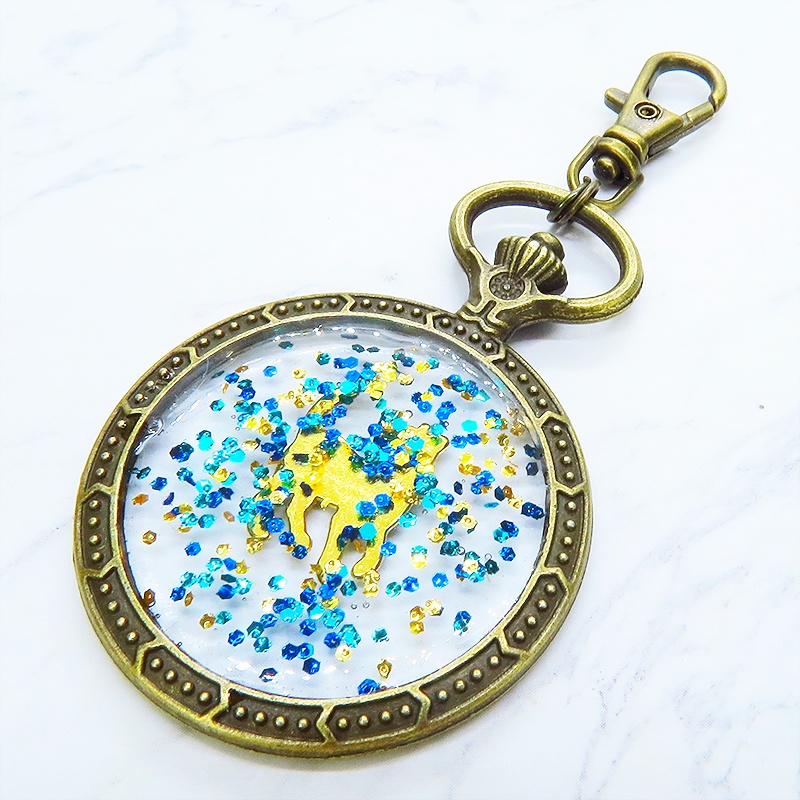 アンティークゴールド ゴールドカラーの振り向き猫の懐中時計型のキーホルダー 金具変更可