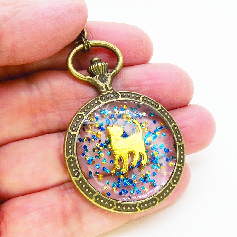 アンティークゴールド ゴールドカラーの振り向き猫の懐中時計型のキーホルダー 金具変更可