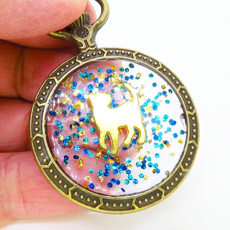 アンティークゴールド ゴールドカラーの振り向き猫の懐中時計型のキーホルダー 金具変更可