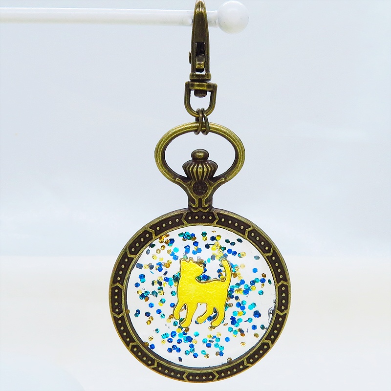 アンティークゴールド ゴールドカラーの振り向き猫の懐中時計型のキーホルダー 金具変更可