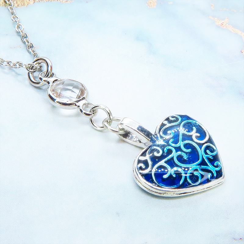 アンティークシルバー アラベスク調の透かし模様のブルーハートとラインストーンのネックレス 長さ調整可