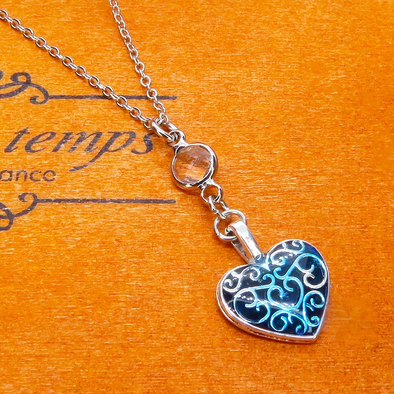 アンティークシルバー アラベスク調の透かし模様のブルーハートとラインストーンのネックレス 長さ調整可
