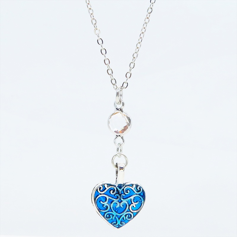 アンティークシルバー アラベスク調の透かし模様のブルーハートとラインストーンのネックレス 長さ調整可