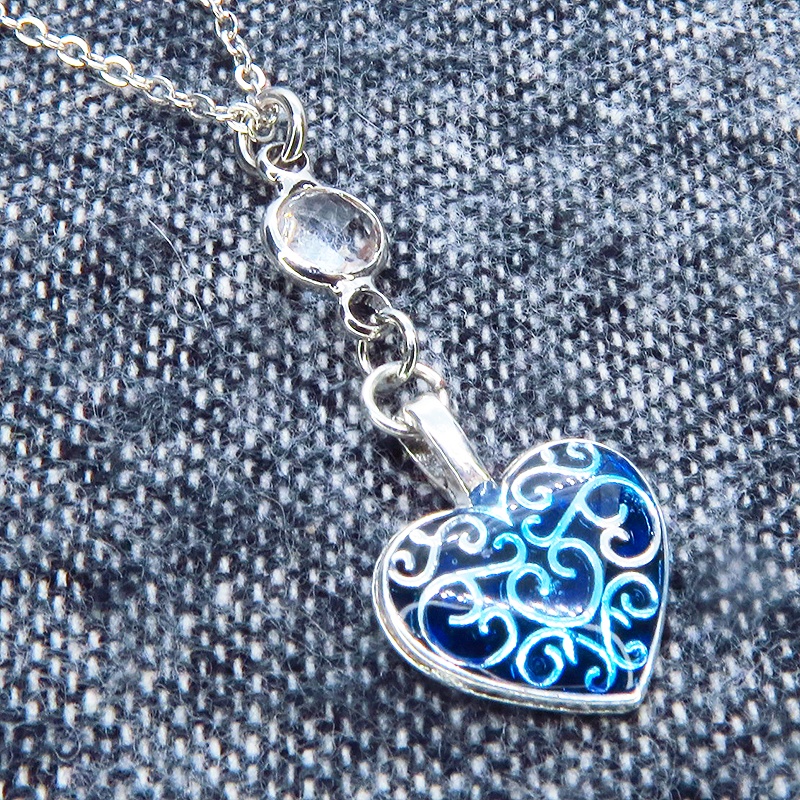 アンティークシルバー アラベスク調の透かし模様のブルーハートとラインストーンのネックレス 長さ調整可