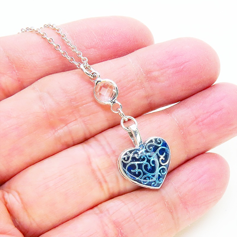 アンティークシルバー アラベスク調の透かし模様のブルーハートとラインストーンのネックレス 長さ調整可