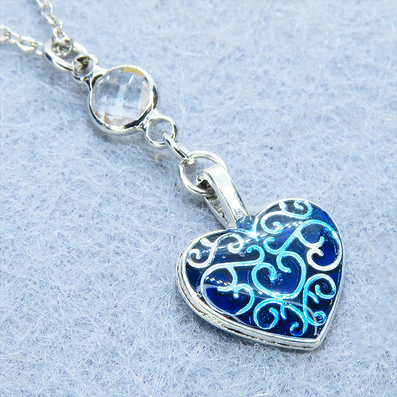アンティークシルバー アラベスク調の透かし模様のブルーハートとラインストーンのネックレス 長さ調整可