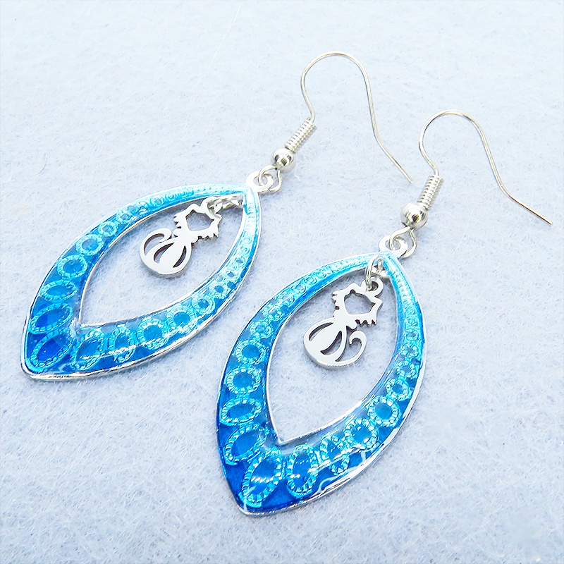 シルバーカラー 猫シルエット ティアドロップ ブルーレジンピアス サージカル可