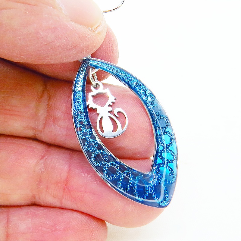 シルバーカラー 猫シルエット ティアドロップ ブルーレジンピアス サージカル可